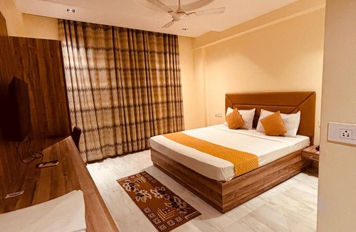 Mahipalpur Hotel | Couples Room with Attached Washroom Near Delhi Airport