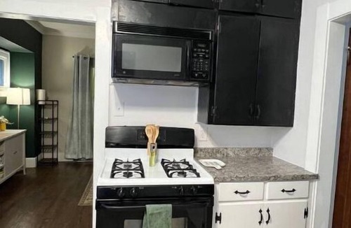 Bedford House | Cozy 3BR farmhouse retreat with fenced back yard