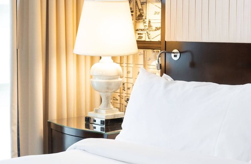 Downtown Washington D.C. Hotel | DC Accessible King – Roll-In Shower & Comfort