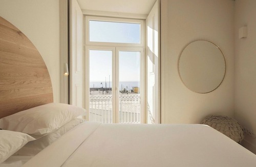 Se Hotel | Designer Deluxe 1BR | Campo das Cebolas Address | River Views | Near Lisbon Sé