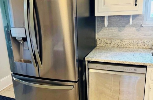 East Riverdale House | Downtown Access Huge Backyard Free Parking