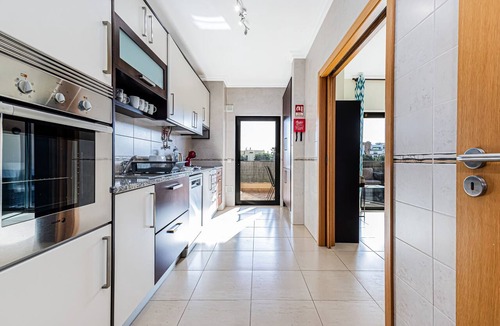 Albardeira Apartment | Encosta By The Marina, Beach & City Center