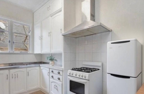 Mount Eden House | Escape to this sun-kissed double bedrooms Mount Eden mountain view house