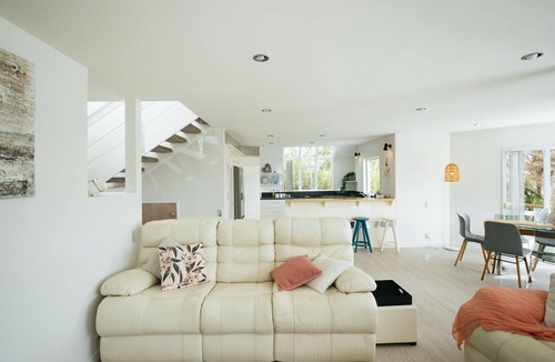 Greenhithe House | Experience Greenhithe's Sunset from Your Cozy Home