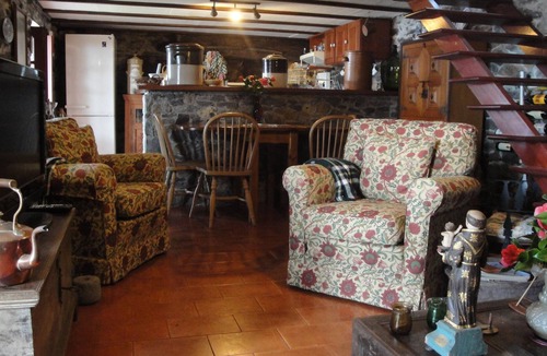 Calheta Cottage | Falcon House. Traditional rustic house