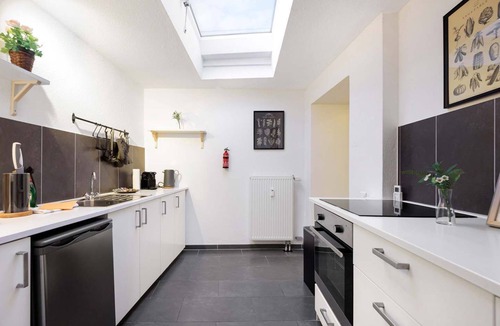 Aachen Apartment | FeWocation Aachen | Spacious City APT Nähe HBF