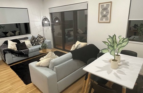 Flat Bush House | Flatbush Holiday Accommodation, 2.5 Bedroom Town House RA