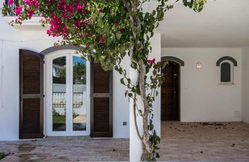Altura House | FLH Altura Family House with Pool