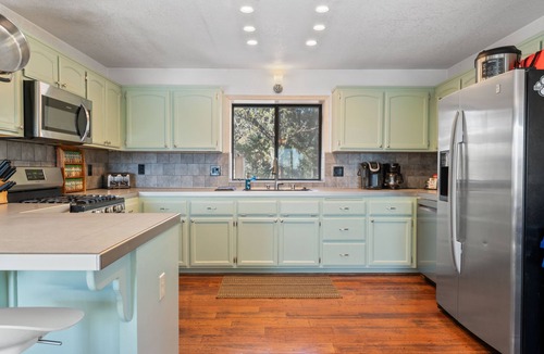 Whispering Forest House | Game Cabin with 5 PM Late Checkout