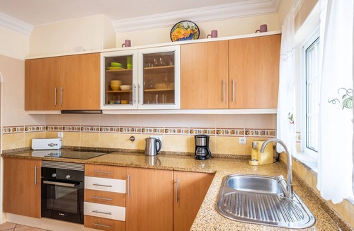 Albufeira Villa | Getaway w/heatable pool and jacuzzi in Albufeira