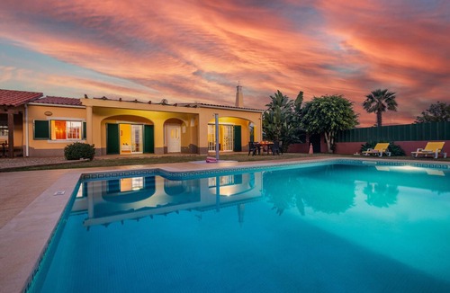 Albufeira Villa | Getaway w/heatable pool and jacuzzi in Albufeira