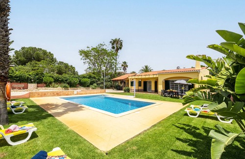 Albufeira Villa | Getaway w/heatable pool and jacuzzi in Albufeira