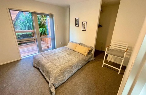 Birkenhead Apartment | Harbour Views & City Lights – Peaceful 2BR Retreat
