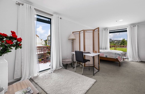 Gulf Harbour Cottage | Harbourside Haven - Whangaparāoa Studio Apartment