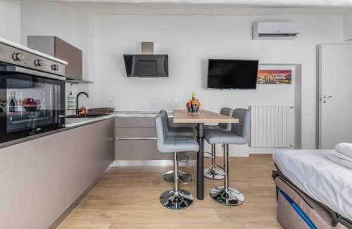 Central Station Apartment | heated HYDROMASSAGE POOL Central Station1' View
