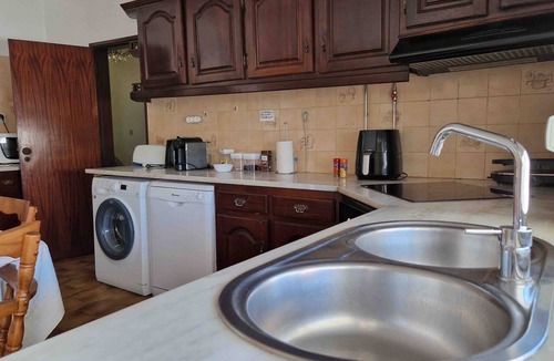 Charneca de Caparica e Sobreda House | Holiday Home 'Vivenda Alves' with Mountain View, Wi-Fi and Air Conditioning