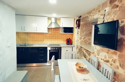 Vila Nova de Cerveira House | Holiday Home 'Cantinho Da Avó' with Mountain View, Private Terrace and Wi-Fi
