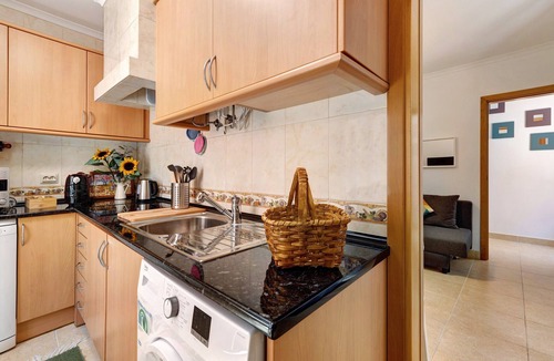 Setubal House | Holiday Home 'Casa Canopa' in Historic District with Wi-Fi