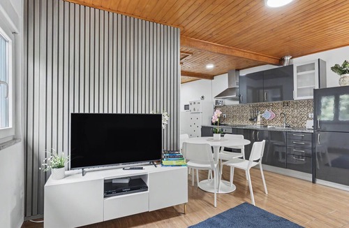 Amares House | Holiday Home 'Casa Da Moleira' with Lake View and Air Conditioning