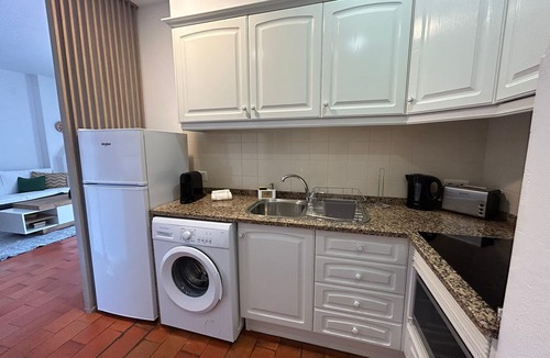 Alporchinhos House | Holiday Home 'Casa Da Rocha' with Shared Pool, Wi-Fi and Air Conditioning