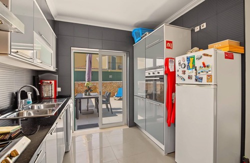 Silves House | Holiday Home 'Lili's Home' with Private Terrace and Wi-Fi