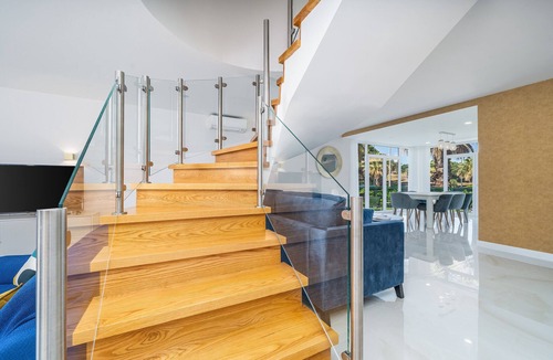 Prainha House | Holiday Home 'Sun & Salt Villa' with Shared Pool, Wi-Fi & Air Conditioning