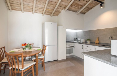 Moncarapacho e Fuseta House | Holiday Home 'Vila Salero 5' with Shared Pool, Wi-Fi and Air Conditioning