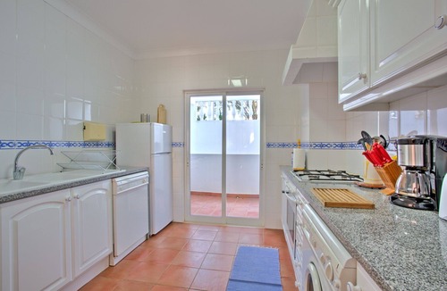 Meia Praia Apartment | Idealmente Situado Para Desfrutar da Maravilhosa Praia de Extenso Areal
