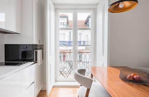 Santa Maria Maior Apartment | LIS001 · Mid-Century Inspired Apartment with River Views