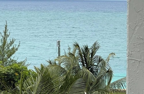 Williams Town Condo | Lovely Beachfront Studio at Coral Beach – South Shore, Grand Bahama Island