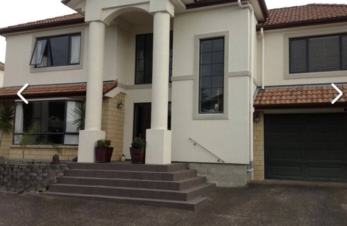 Somerville House | Luxury Large 2 Storied Villa Walk to Shopping Mall Howick