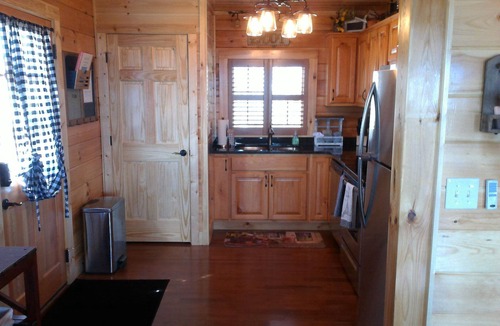 Sevierville Cabin | MAJESTIC MTN views! 2BR2BA 12 min to PWY HotTub GAME ROOM! Fast internet!