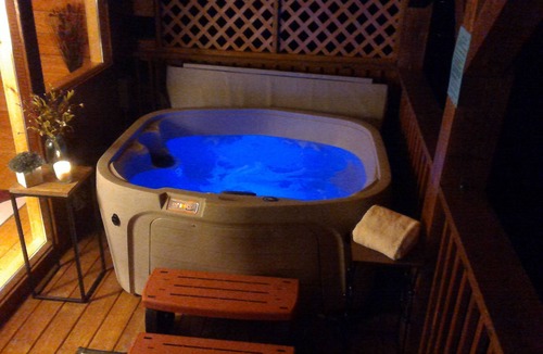 Sevierville Cabin | MAJESTIC MTN views! 2BR2BA 12 min to PWY HotTub GAME ROOM! Fast internet!
