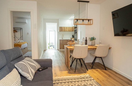 Seixal House | MELISSA'S HOUSE 2-bedroom house in pleasant Seixal with AC