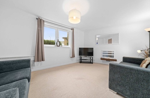 Ellemford Apartment | Modern 2-Bed Flat | Steps to Waverley & Castle