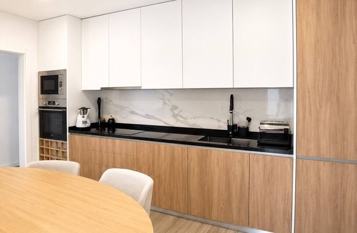 Vieira de Leiria Apartment | Modern apartment with free parking right by the beach