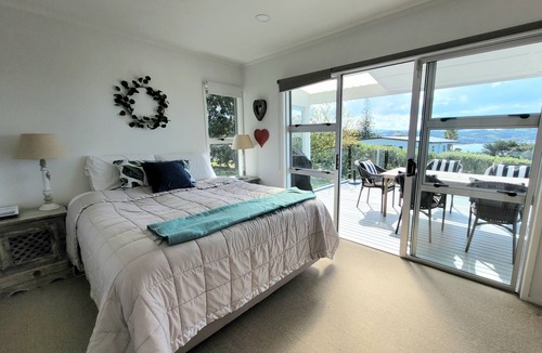 Snells Beach House | Modern Beach House w/ Gorgeous Sea View
