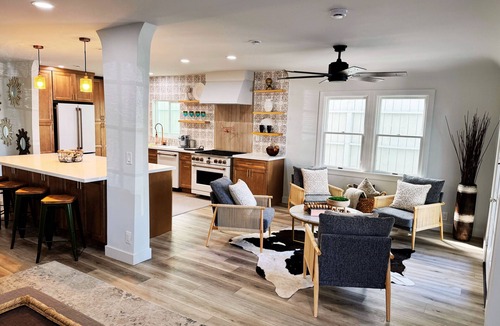 Belmont Shore House | Modern Belmont Shore Beach House. Walk to Sand. Sleeps 8. Patio + Balcony.