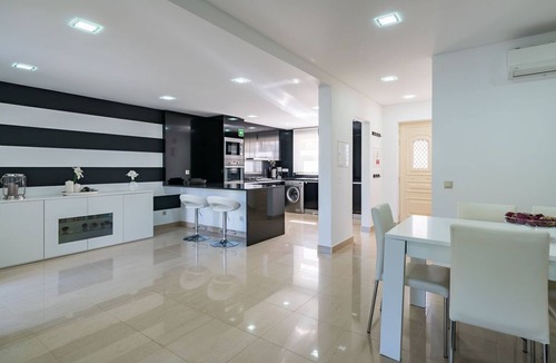 Castelo House | Modern, comfortable house in a quiet condominium, 600m from the beach