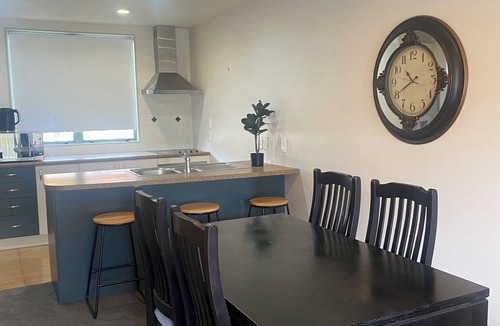 Gulf Harbour Apartment | Modern cosy 5 star retreat at the marina