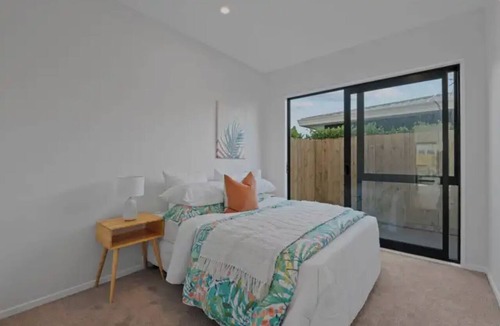 Orewa House | Modern house in Orewa close to the beach, cafes, restaurants and entertaintment