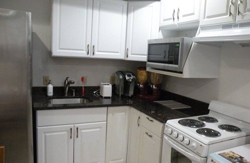 Capitol Hill House | One Block to Library of Congress- Capitol Hill-English Basement