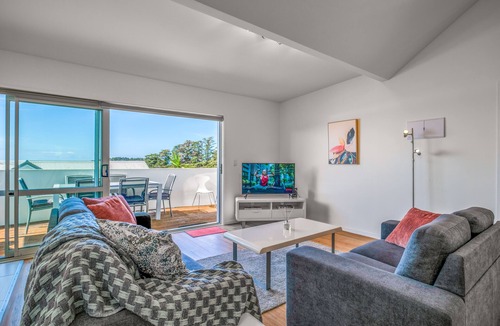 Palm Beach Apartment | Palm Beach Penthouse by Waiheke Pure - Resort amenities including pool and hot tub, walk to beach
