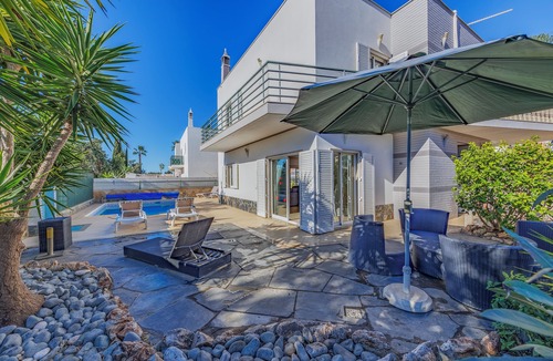 Correeira Villa | Palm Villa,Elegant Retreat,near beach,Heated Pool,ideal for families, games room