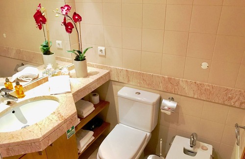 Se Apartment | Palms Palace a luxurious condominium with a swimming pool and private gardens