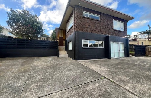 Pakuranga House | Perfect for Extended Stays | Modern 2BR | Parking
