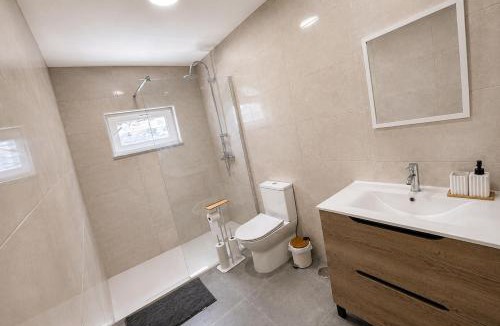 Sarge House | PineHills Retreat - AC - Near Lisbon and Santa Cruz