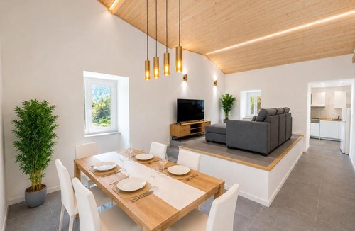 Sarge House | PineHills Retreat - AC - Near Lisbon and Santa Cruz