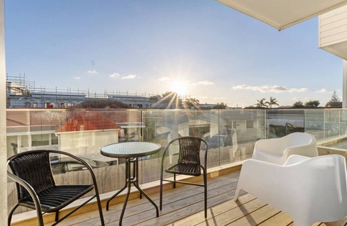 Mangere House | ﻿Premium Sunset Townhouse | 6 Aircons near Airport