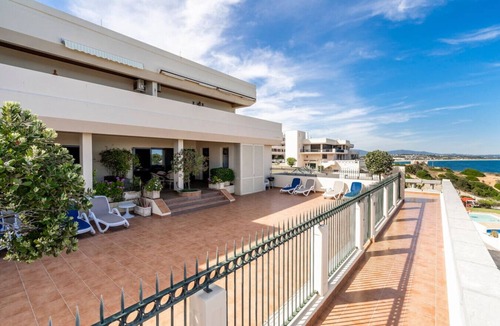 Ameijeira Condo | Prime Oceanfront 2BR Apt Walk to Beach & Lagos